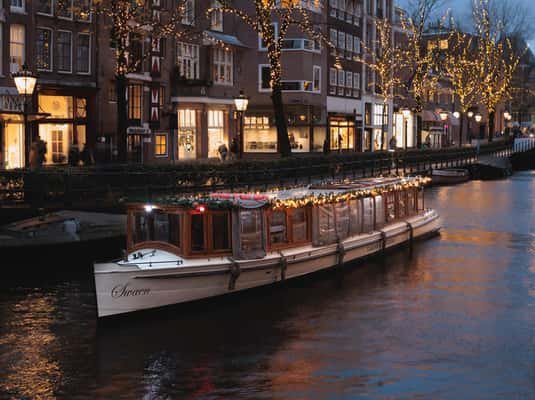 Amsterdam: Heated Canal Cruise with Unlimited Drinks & Bite