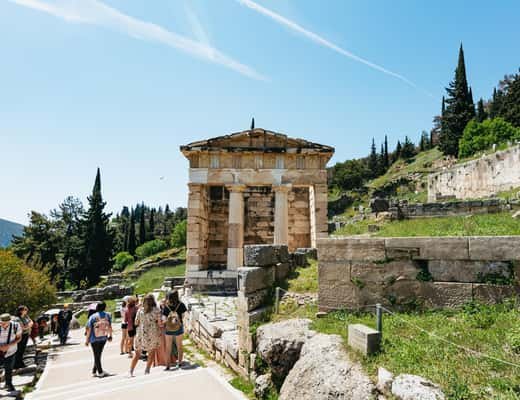 Athens: Mythology of Delphi, Museum and Arachova Guided Tour