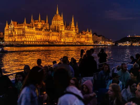 Budapest: 1-Hour Evening Sightseeing Cruise with Drink
