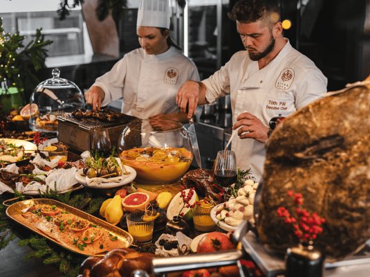 Budapest: Dinner Cruise with Live Music & Unlimited Drinks