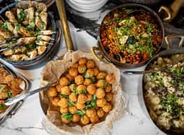 Budapest: Dinner Cruise with Live Music & Unlimited Drinks side 2