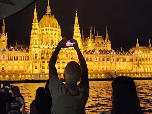 Budapest: Nighttime or Daytime Sightseeing Cruise