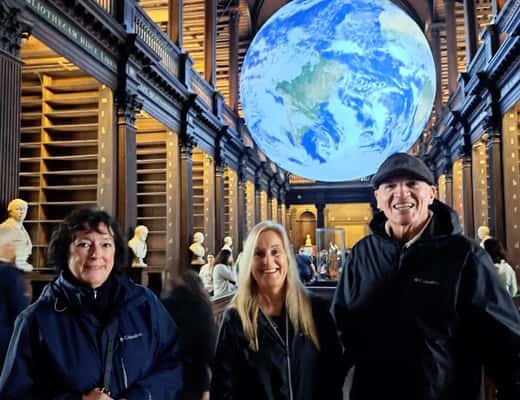 Dublin: Fast-Track Book of Kells Ticket & Dublin Castle Tour side 1