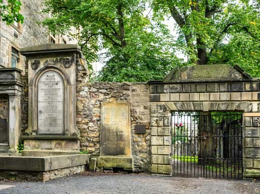 Edinburgh: Haunted Underground Vaults and Graveyard Tour